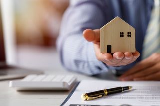 Kdo dědí nemovitost a co dělat, když je víc dědiců? Oceňte ji, povolejte notáře a zkuste se domluvit - Proženy.cz